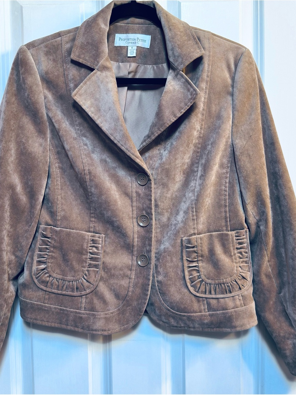SZ-6P Conrad C - Velvet Blazer
Fitted Style - Tan